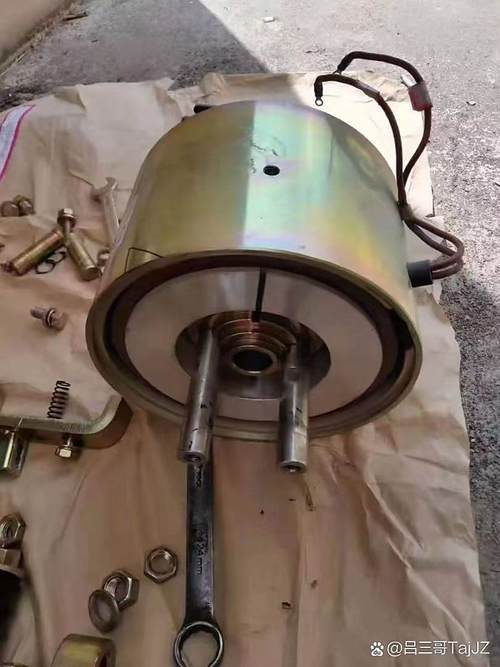 重型机械拆解后过度磨损的旧制动器