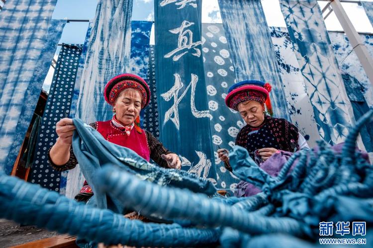 大理周城白族老人扎染打结手部特写