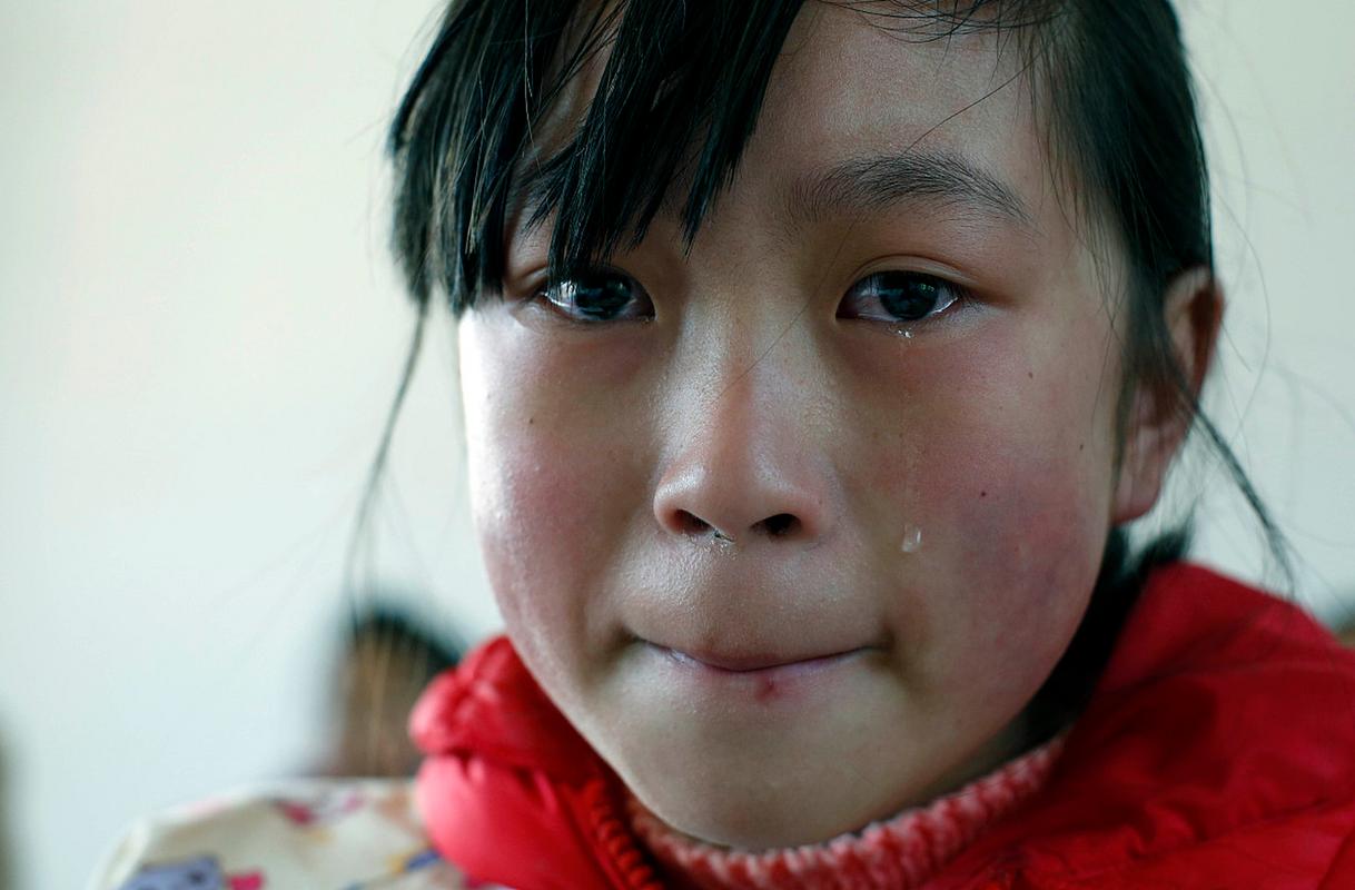 孩子在夏令营中独自哭泣