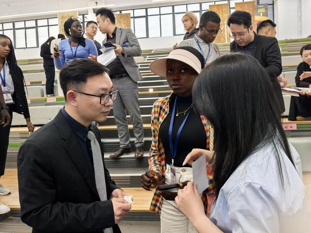 学术会议现场名片交换场景