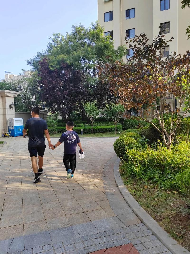 中考前家长陪孩子在小区散步