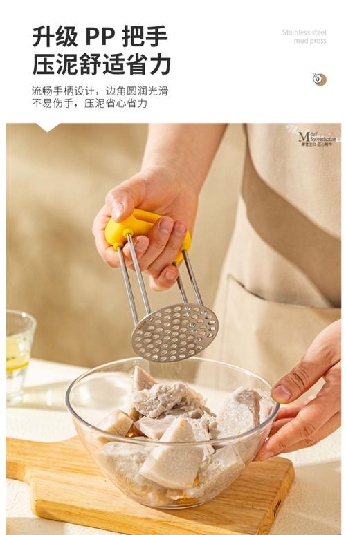 妈妈用勺子碾压辅食食材