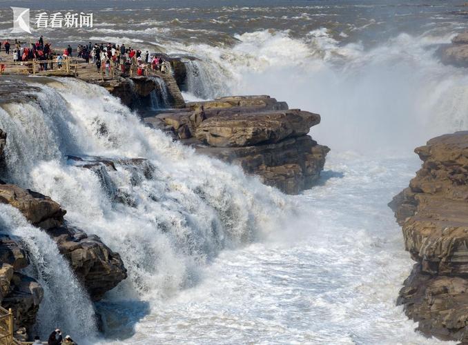陕西壶口瀑布汛期黄河奔涌全景
