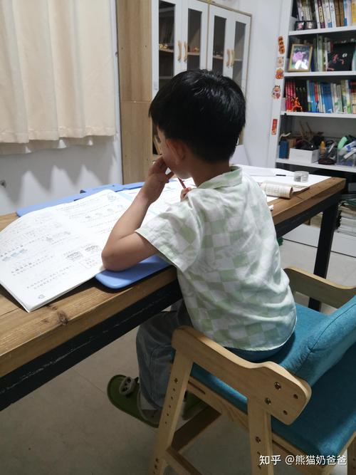 7岁孩子书房磨蹭写作业实拍