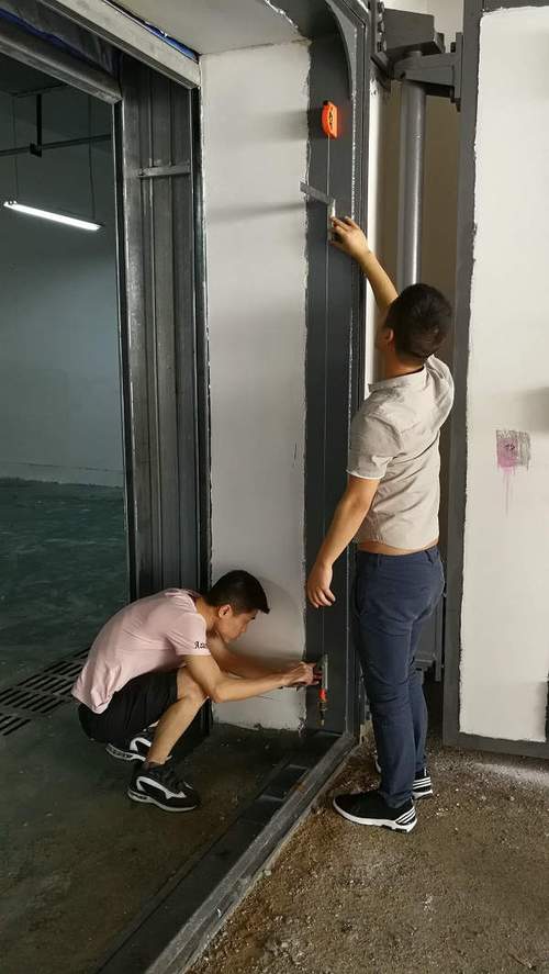 实木门安装垂直度检测实拍