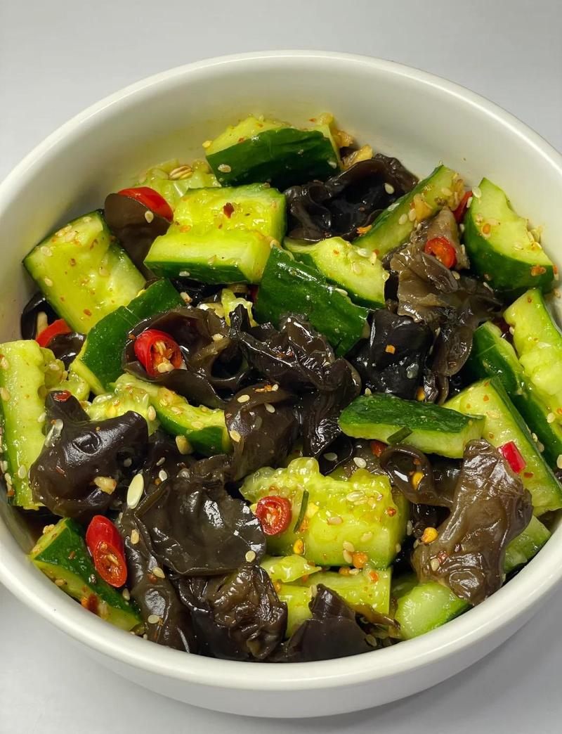 第三道:夏天解腻必备的凉拌黄瓜木耳