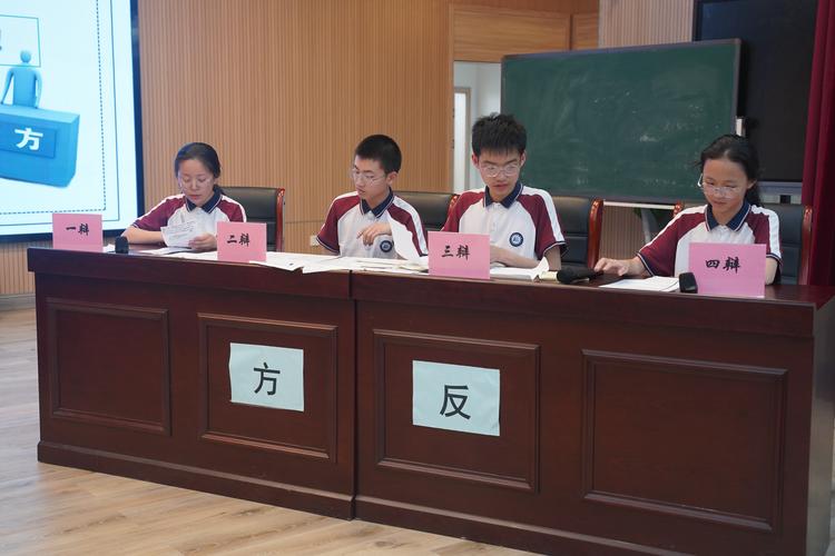 中学生模拟法庭现场激烈辩论抓拍