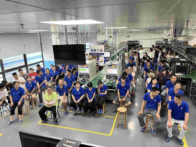工业工厂车间内员工集体大笑解压活动