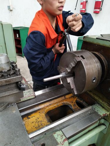 车间工人在防错夹具旁进行加工操作