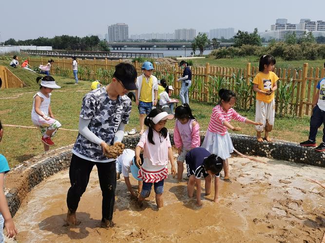 亲子郊野湿地踩泥实拍场景