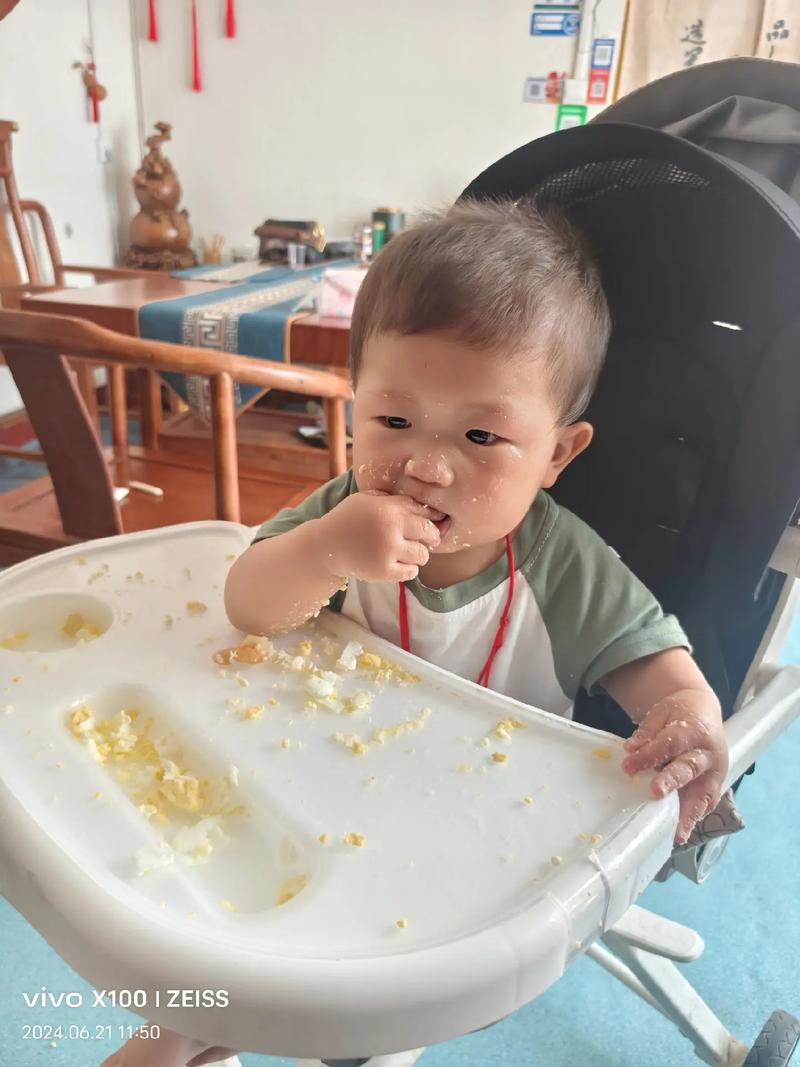 自主进食，从满地狼藉中杀出一条血路