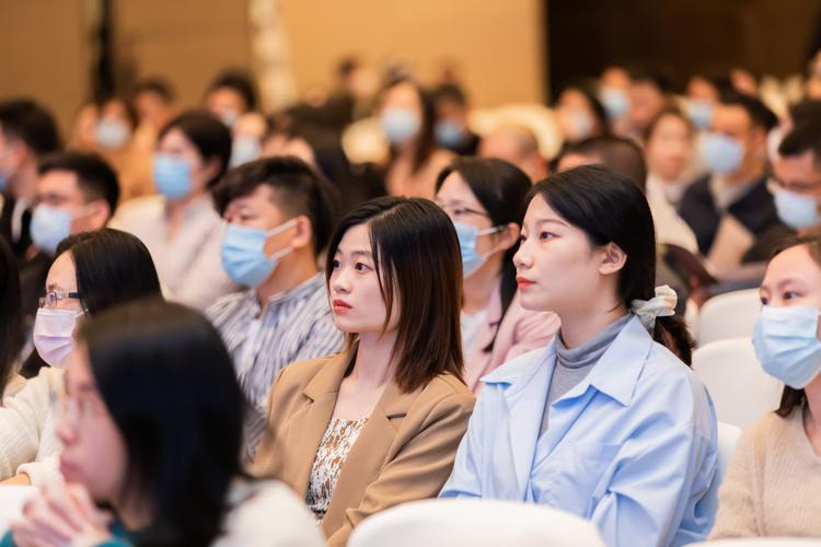 公众演讲开场时观众专注倾听特写