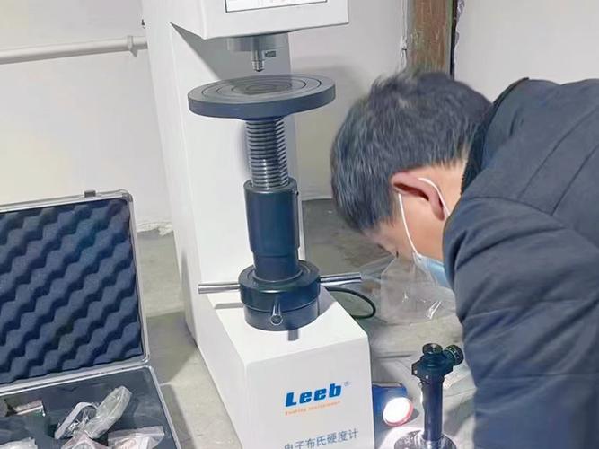 机械加工车间台式洛氏硬度计校准现场