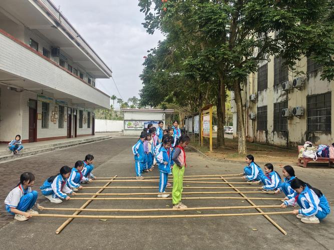 小学生阳光下跳竹竿舞大课间活动