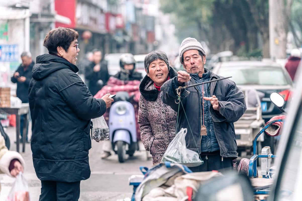 摄影师在街头抓拍市井生活画面
