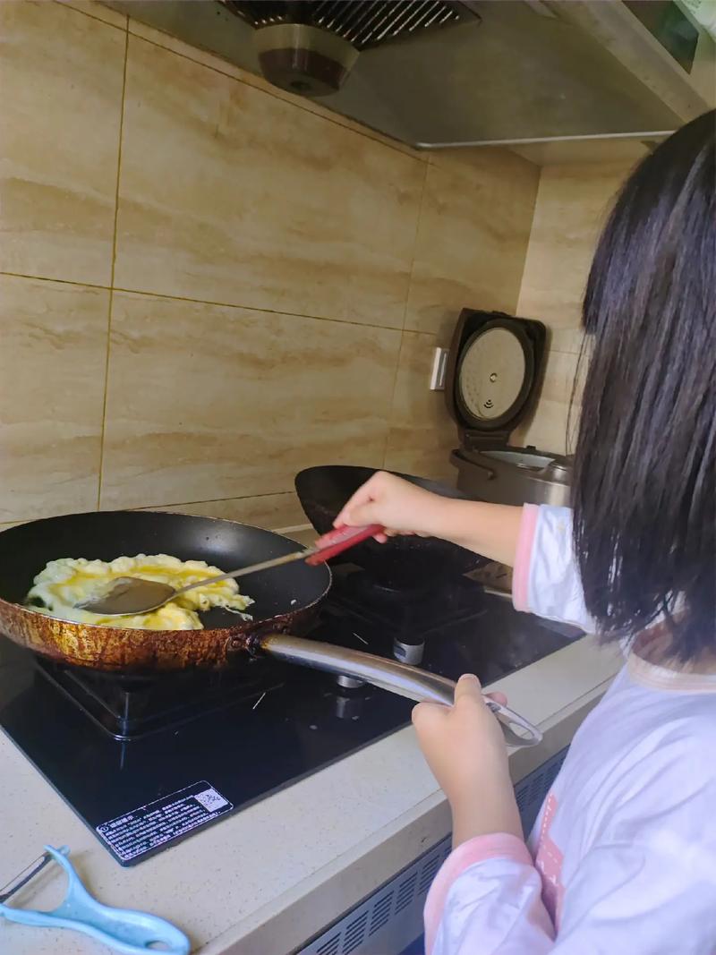 普通人跟着短视频教程学习做饭实拍图