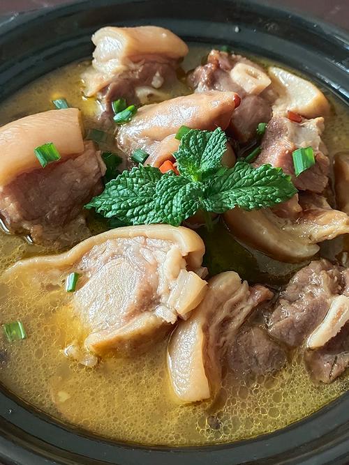 湖北南漳板桥雲峰山居庭院餐桌本地腊猪蹄美食