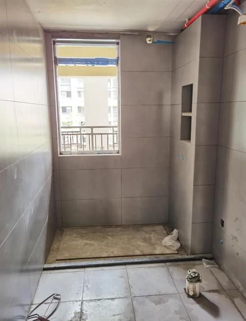卫生间淋浴屏预埋挡水条施工场景图