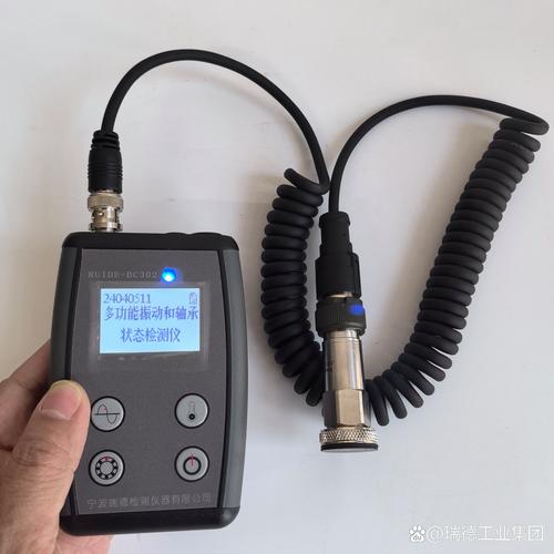 机械装配线旁手持测振仪检测滚筒状态