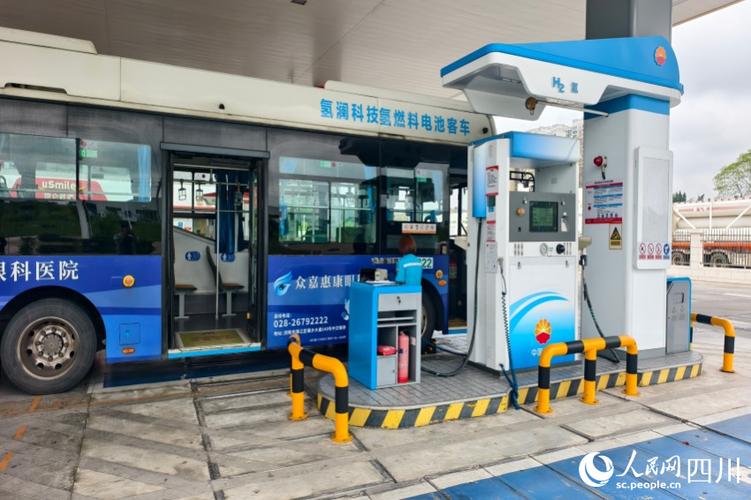 南京江北加氢站氢能公交加氢作业现场图