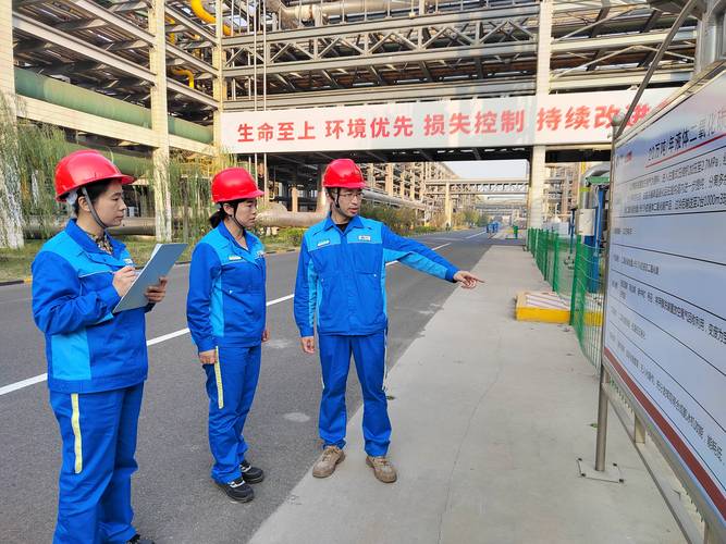 碳中和工程师在工厂排查碳足迹的工作场景