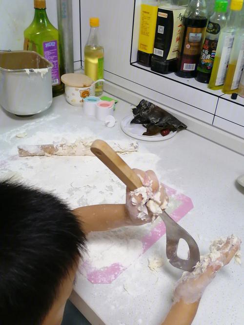 一岁宝宝玩面粉游戏脏小手照片
