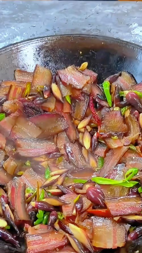 湖北南漳农家院洋荷姜炒腊肉家常菜