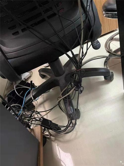杂乱的电脑桌下电线缠绕场景