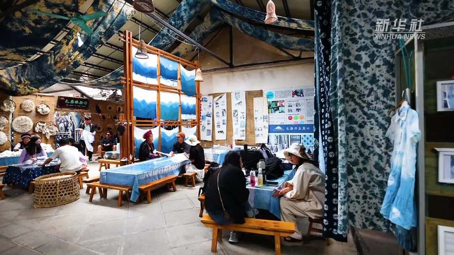 湖南湘西凤凰古城古巷手作扎染店铺