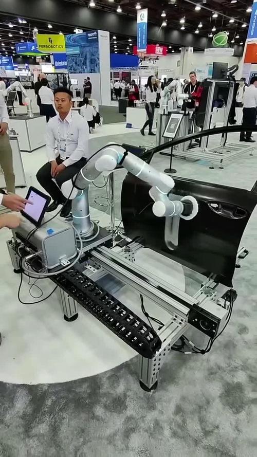 五金工厂工人操作协作机器人抛光场景