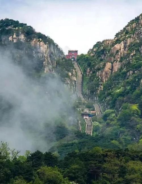 泰山十八盘远眺南天门景观