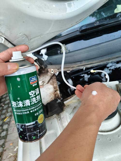 汽车空调干燥瓶观察窗布满乳白色气泡实拍