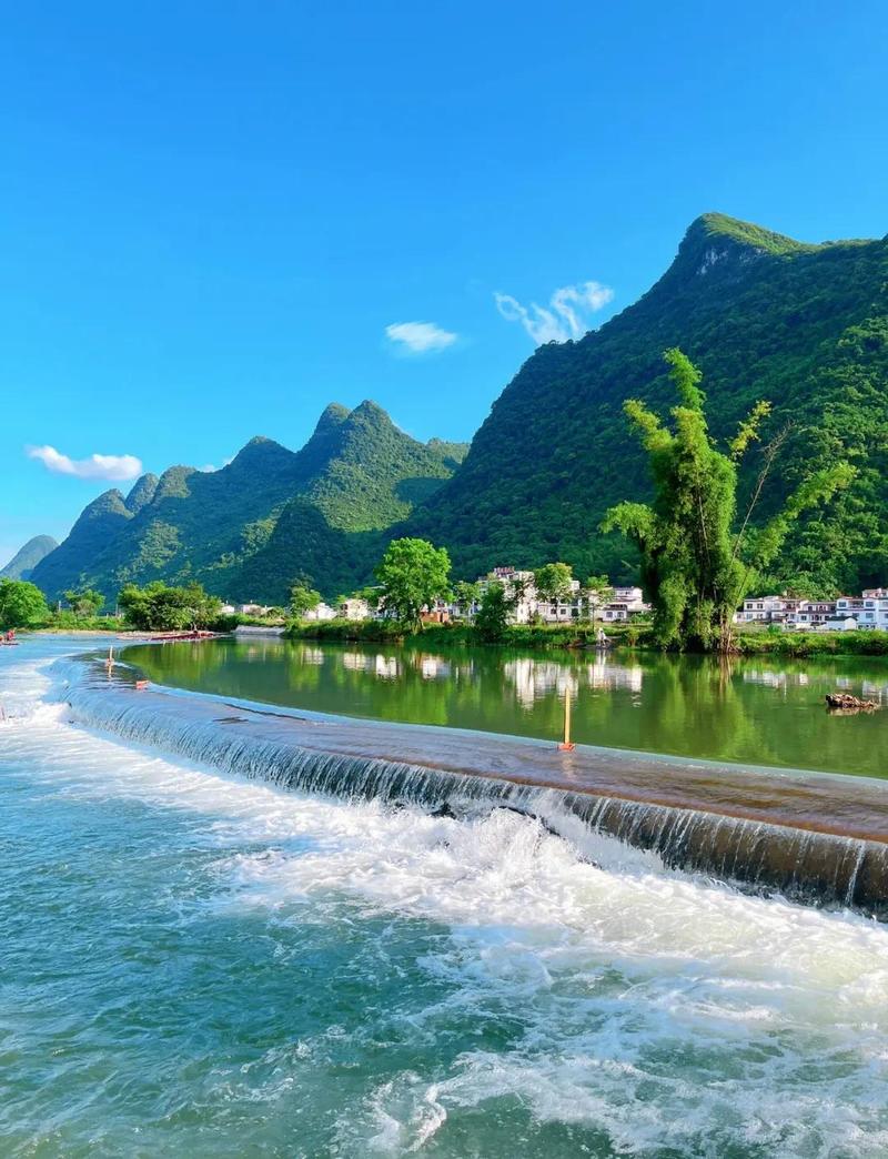 阳朔遇龙河绿道骑小电驴的沿路喀斯特山景