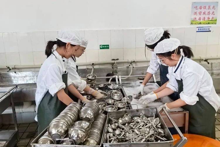 小学食堂学生自主收拾餐盘场景