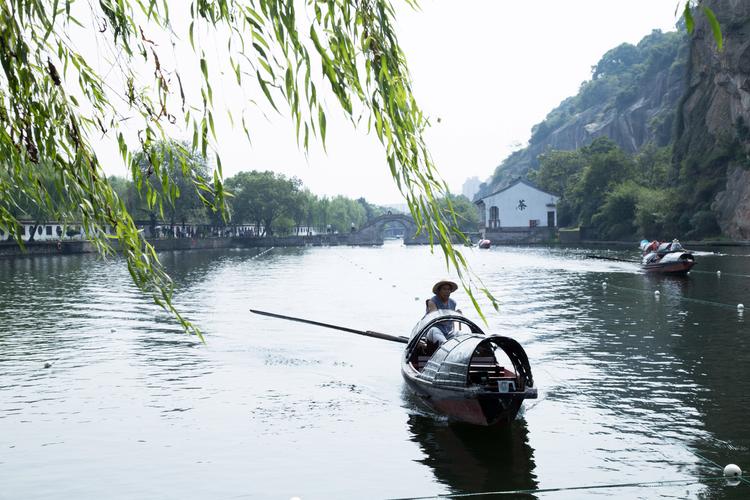 东湖乌篷船倒影