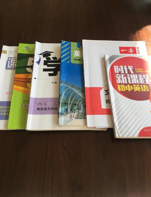 初中教室学生课桌上压着的必读书籍与练习册