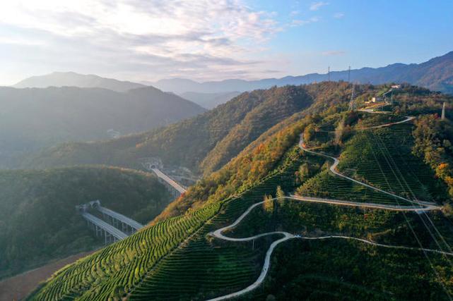湖北南漳黄龙山顶远观荆山群峰景观