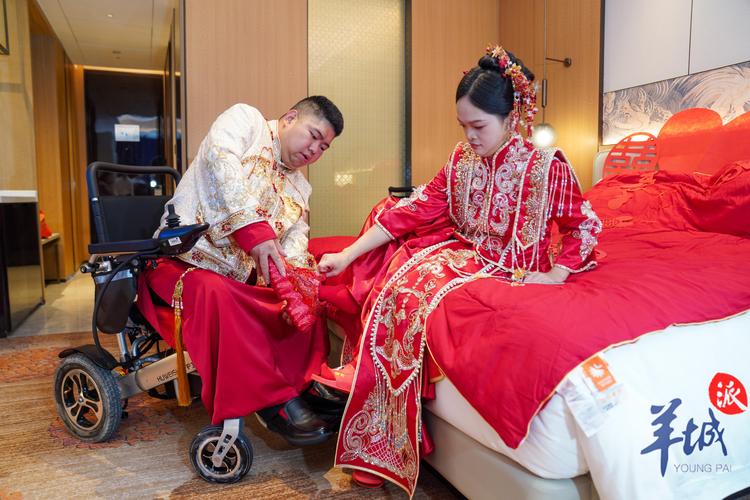 金婚老人轮椅推着穿婚纱的老伴在教堂交换戒指