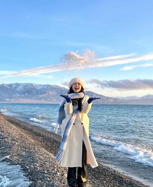 阿勒泰雪山前白色穿搭