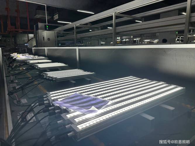 工业车间机床旁工作灯工人操作特写