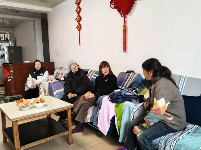 家长蹲下教孩子向邻居阿姨问好场景图