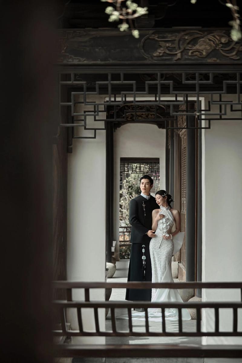 园林清冷色调新中式婚纱照