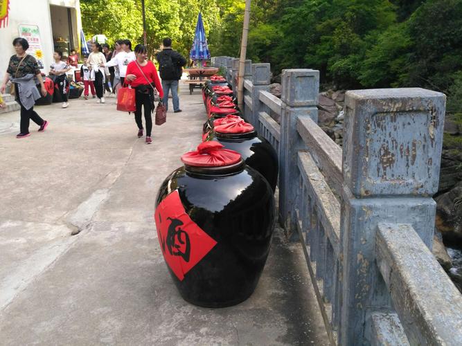 拎着半桶稠酒逛城墙