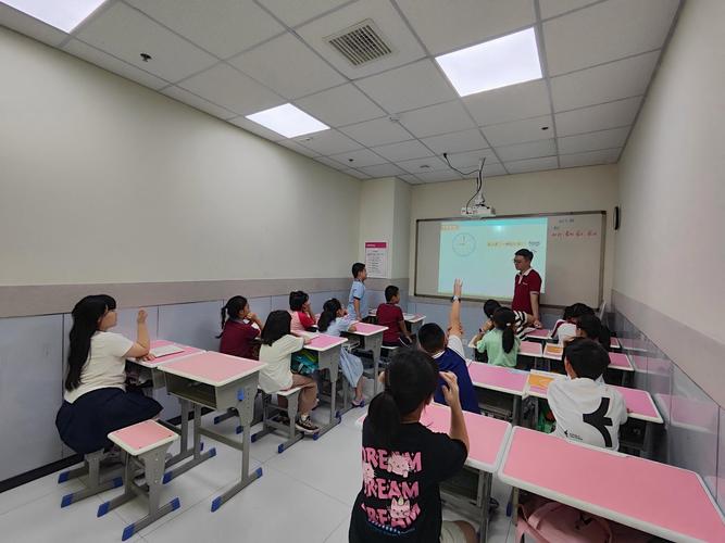 小学小班化教学课堂互动场景