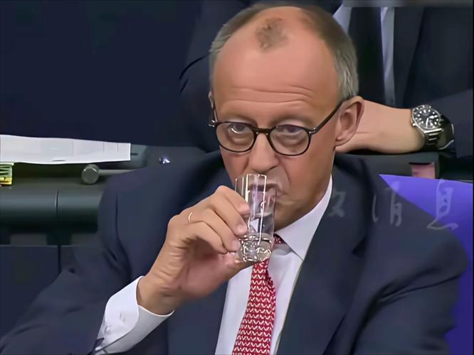 公众演讲讲者忘词喝水缓解尴尬实拍