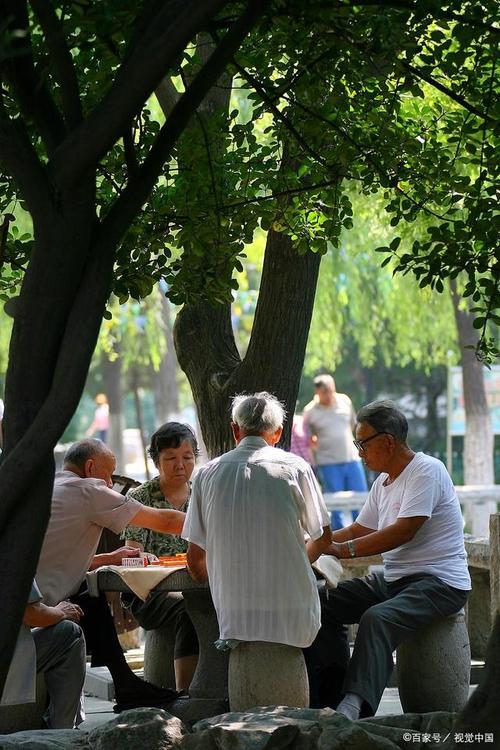 傍晚祖孙二人在小区楼下乘凉聊天场景