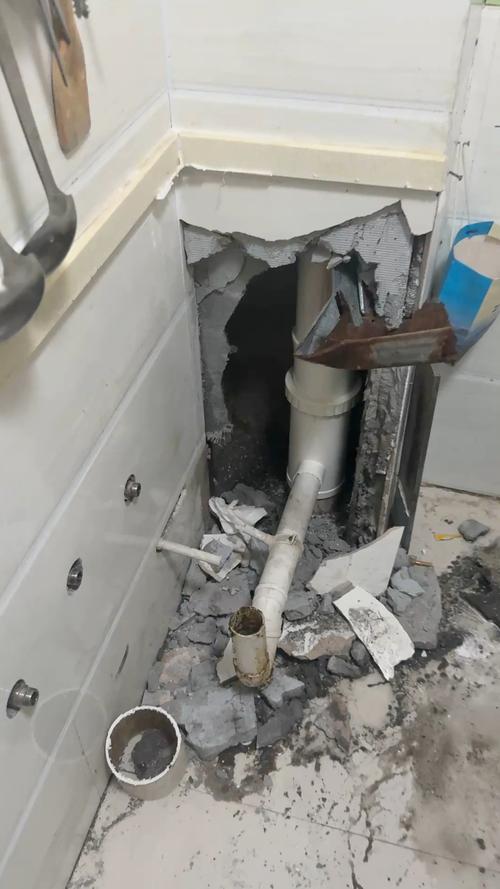 老房下水主管道维修更换施工现场