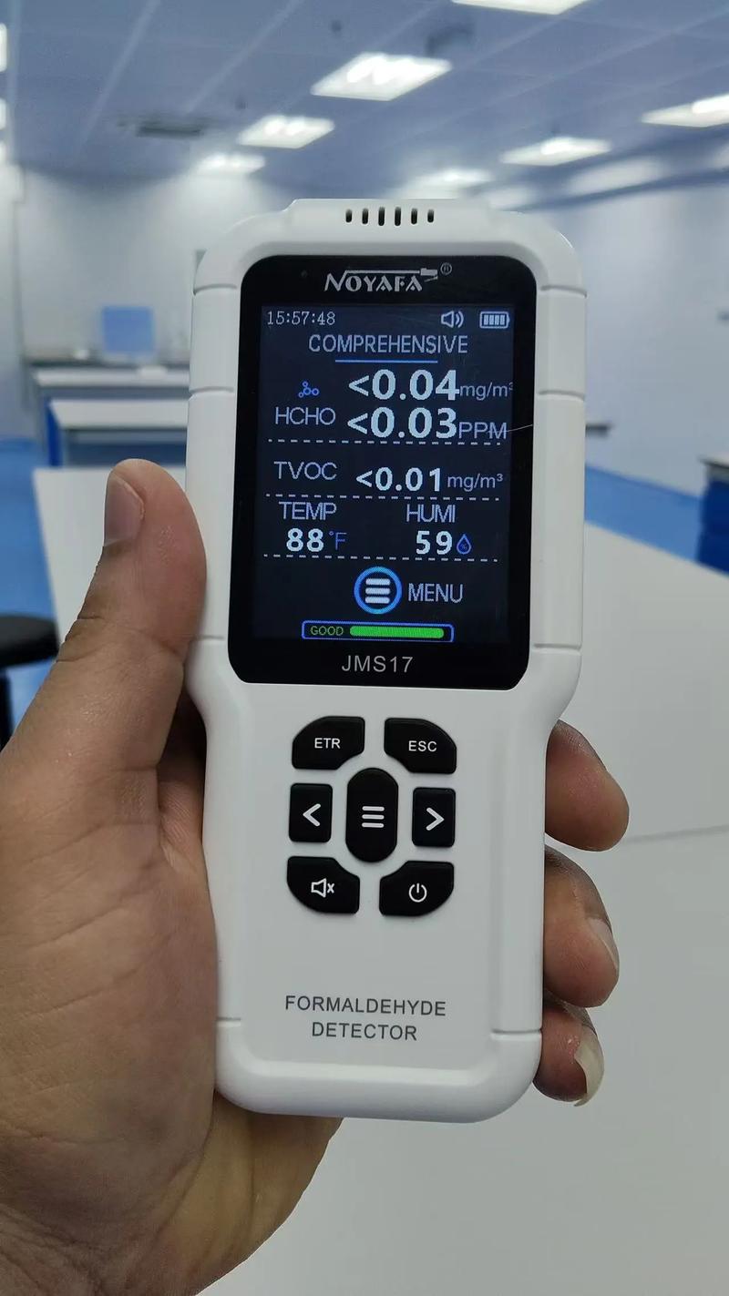 手持TVOC检测仪显示屏读数特写图片