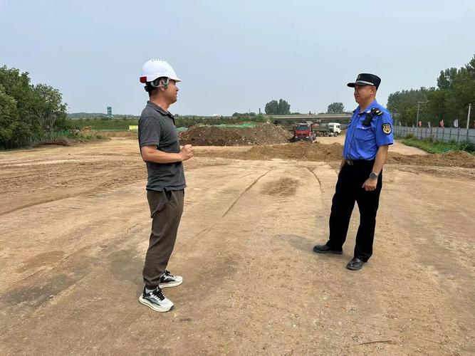 文保执法人员检查建设控制地带施工现场