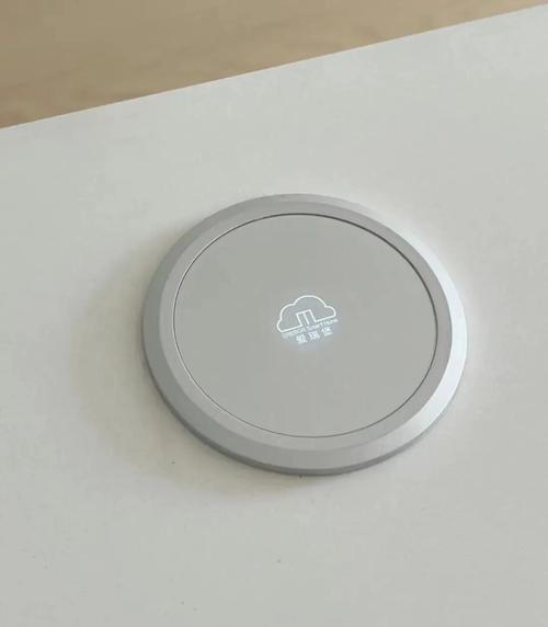 岛台侧面安装的升降插座效果